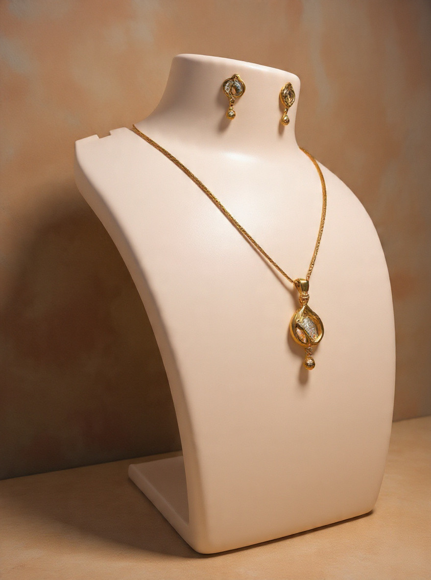 SIGNITY DIMONDS PENDANT WITH GOLD CHAIN